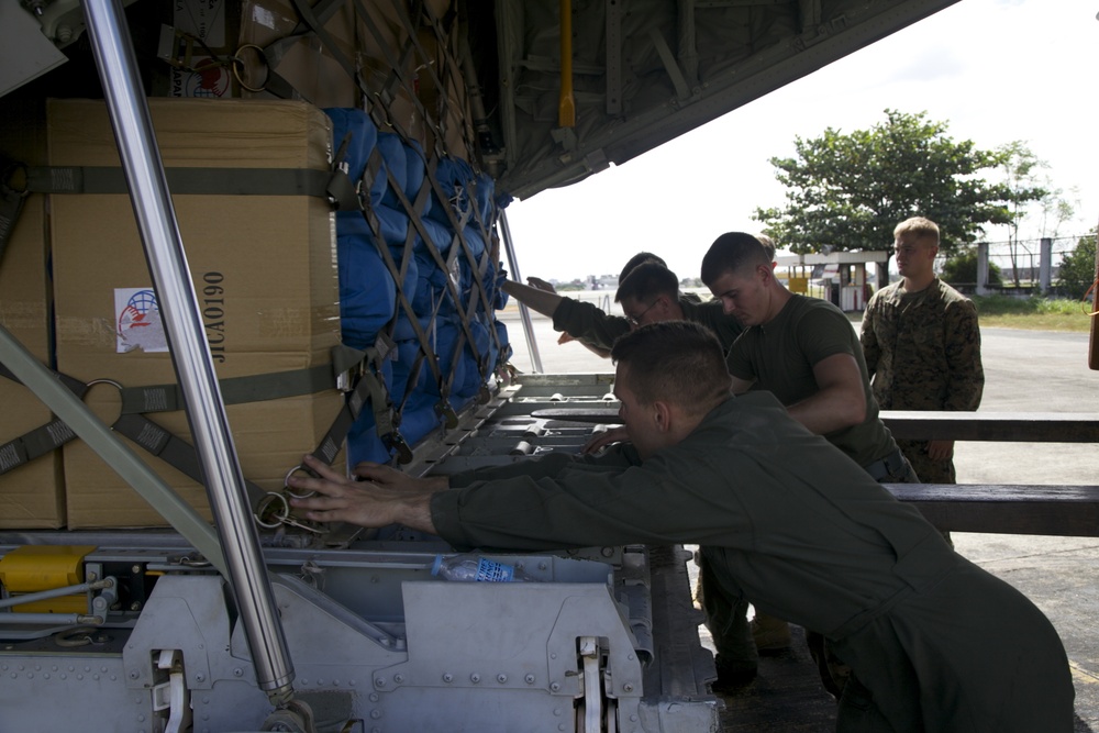 Philippine service members, Marines continue supporting relief efforts