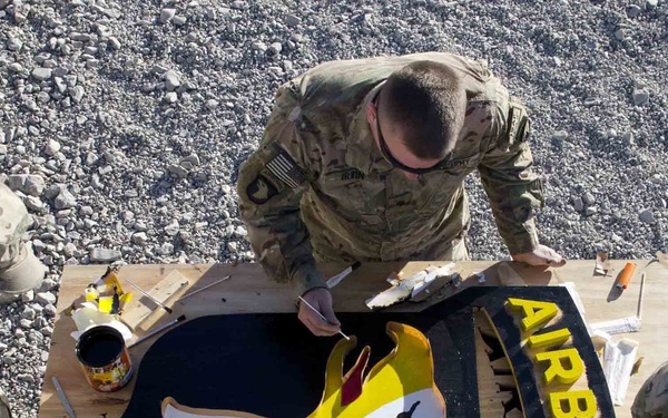 101ST Airborne Division soldiers paint logo