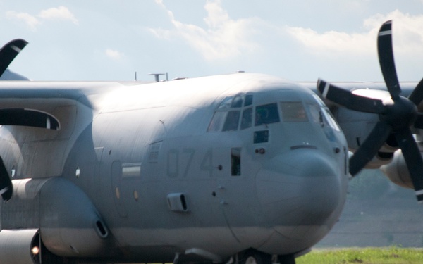 Philippine service members, U.S. Marines off-load supplies in Davao