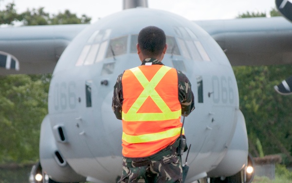 Philippine service members, U.S. Marines off-load supplies in Davao