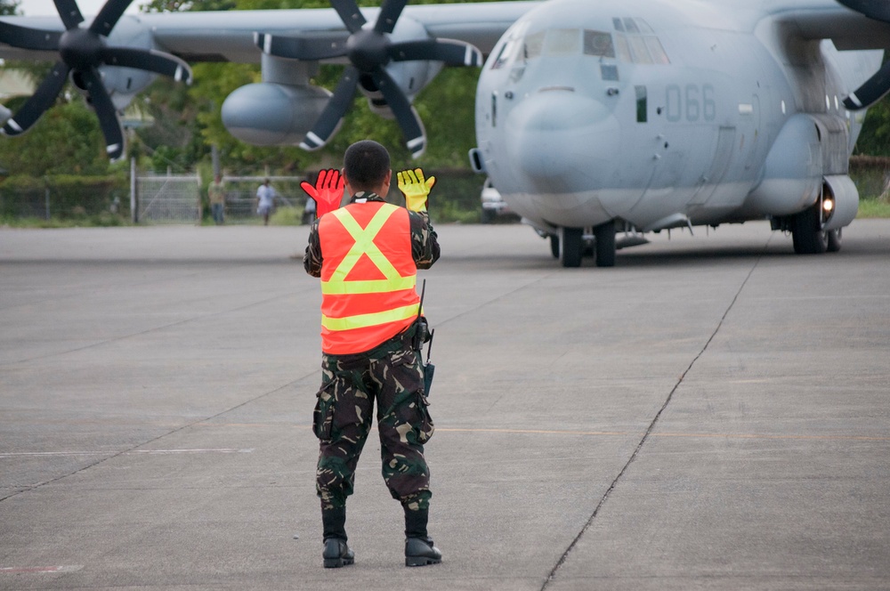 Philippine service members, U.S. Marines off-load supplies in Davao