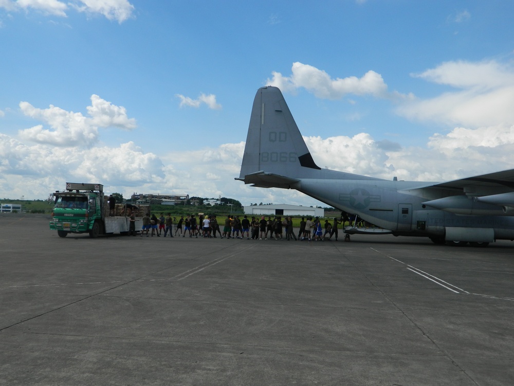 US, Philippines service members rapidly off-load supplies at Davao