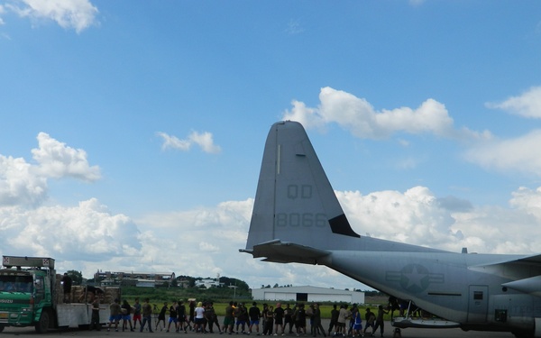 US, Philippines service members rapidly off-load supplies at Davao