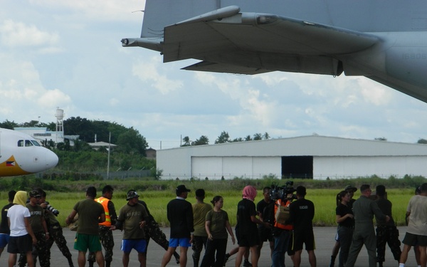 US, Philippines service members rapidly off-load supplies at Davao