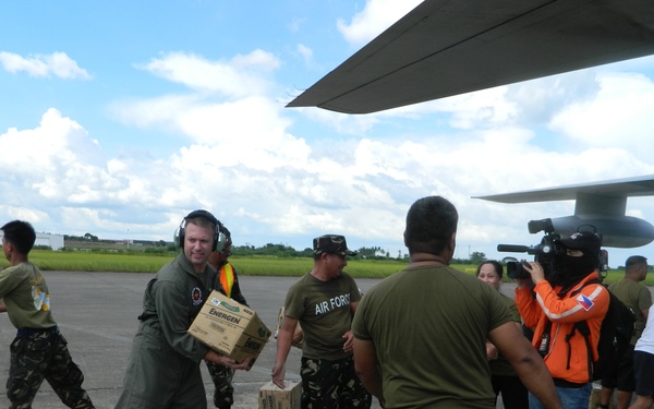 US, Philippines service members rapidly off-load supplies at Davao
