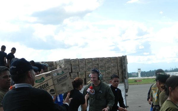 US, Philippines service members rapidly off-load supplies at Davao