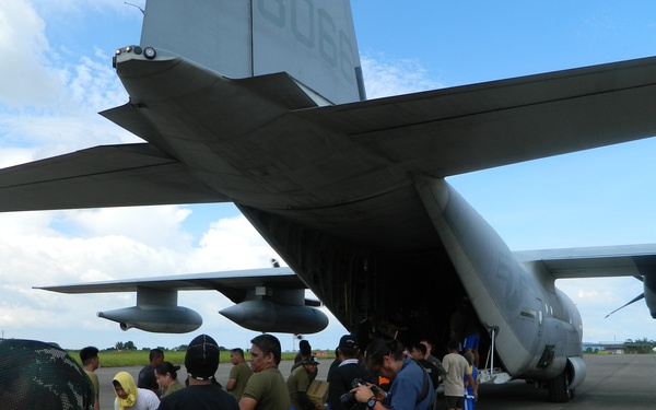 US, Philippines service members rapidly off-load supplies at Davao