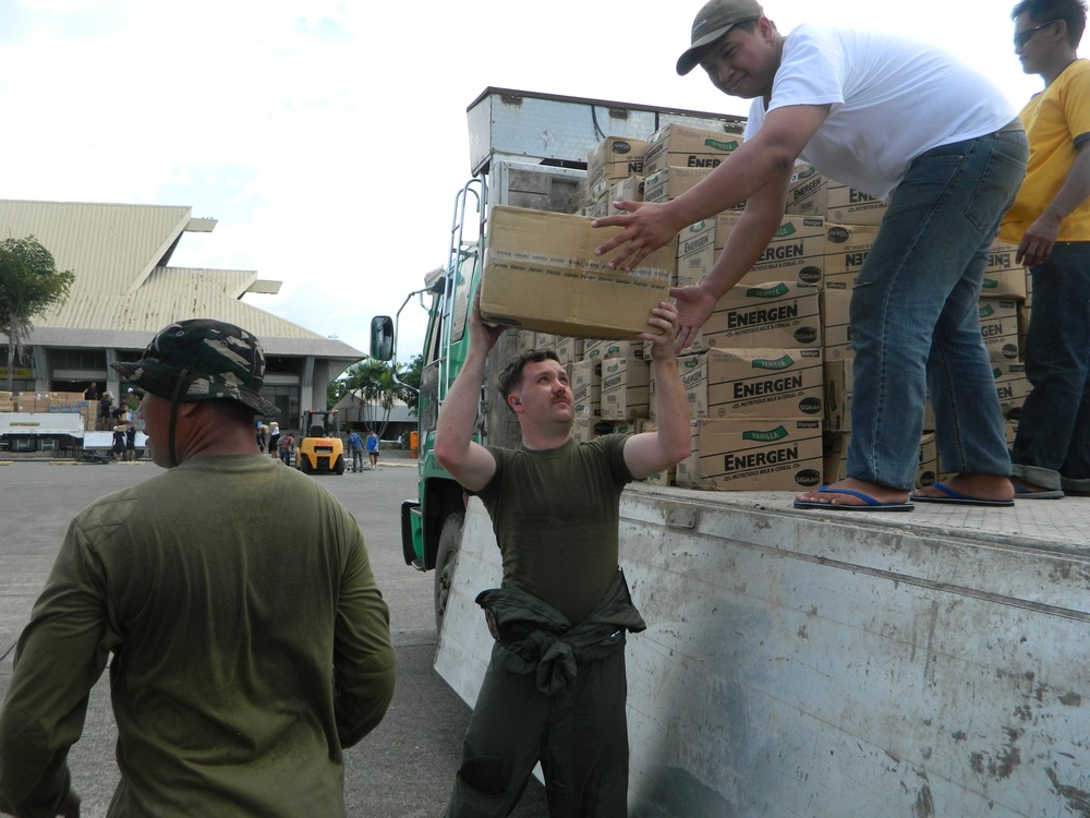 US, Philippines service members rapidly off-load supplies at Davao