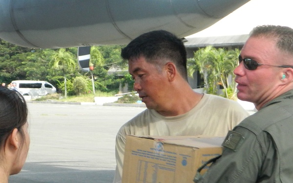 US, Philippines service members rapidly off-load supplies at Davao