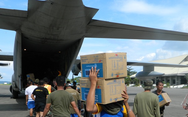 US, Philippines service members rapidly off-load supplies at Davao