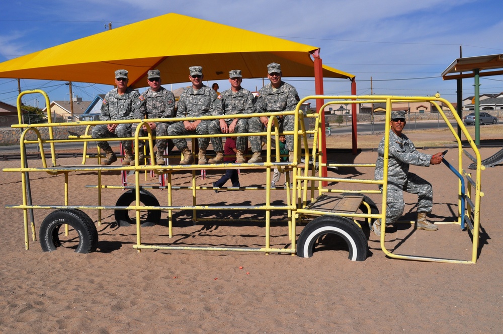 Hueco Elementary serves soldiers a Thanksgiving meal