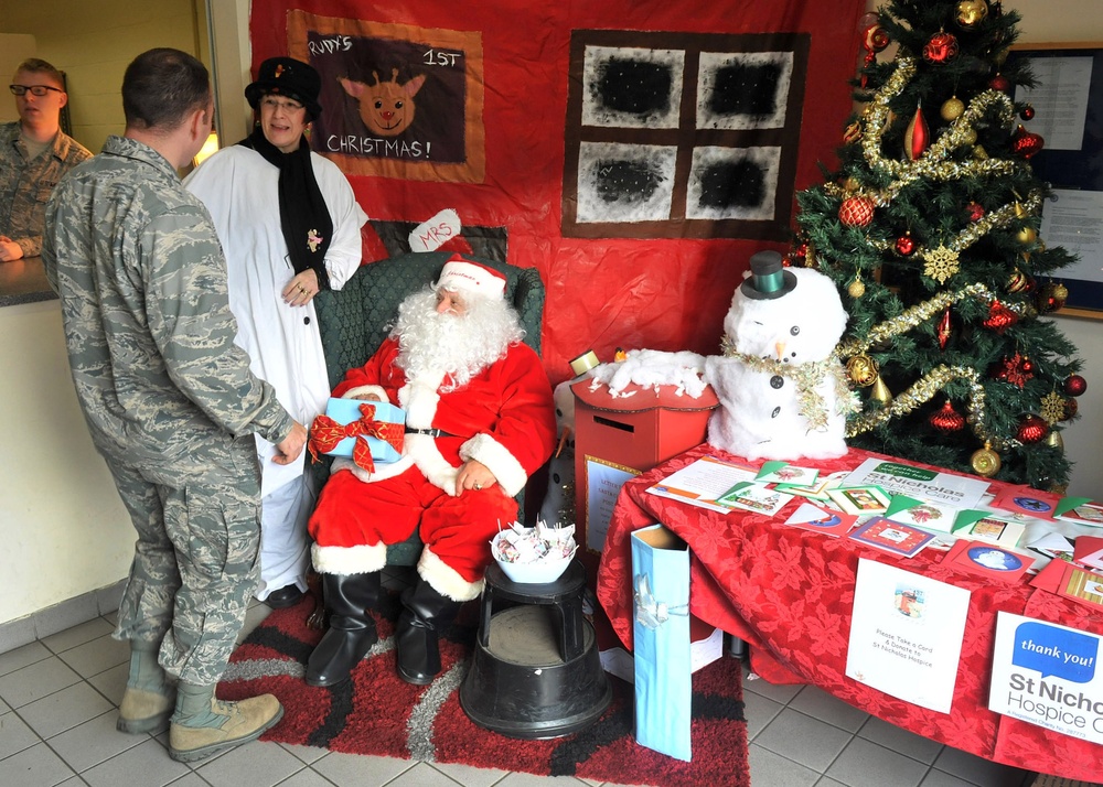 Santa Claus greets Airmen, families at post office