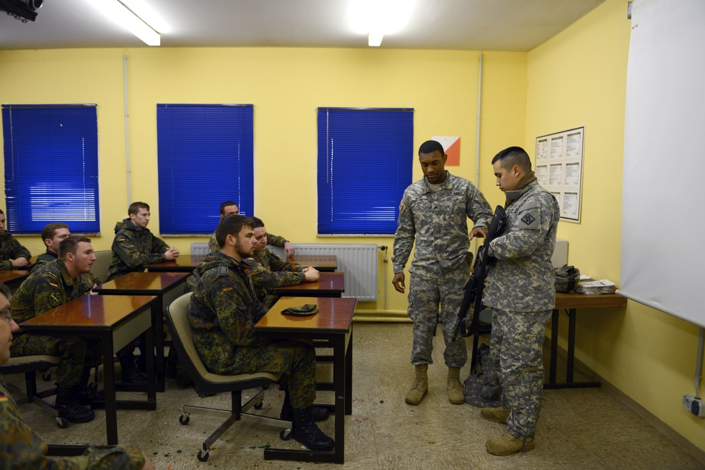 US soldiers teach German soldiers about M16s