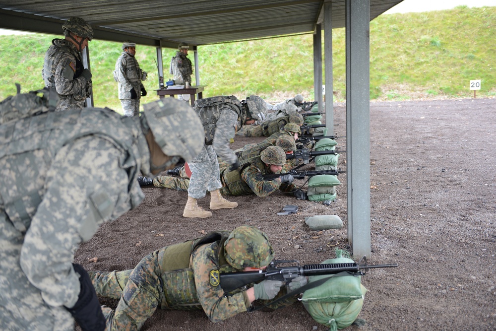 US assist German soldiers in M16 practice