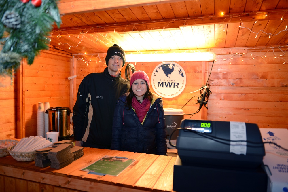 MWR volunteers serve up warm beverages