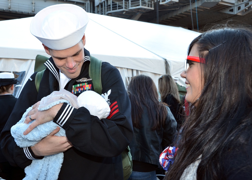 USS Dwight D. Eisenhower (CVN 69) homecoming