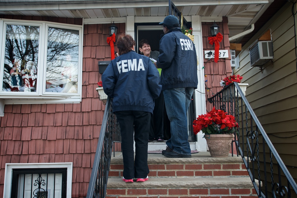 FEMA Community Relations specialists visits Russian neighborhoods