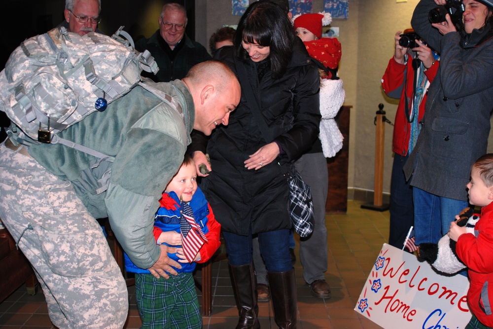 Thirteen New York Army National Guard soldiers return to Syracuse on Christmas Eve