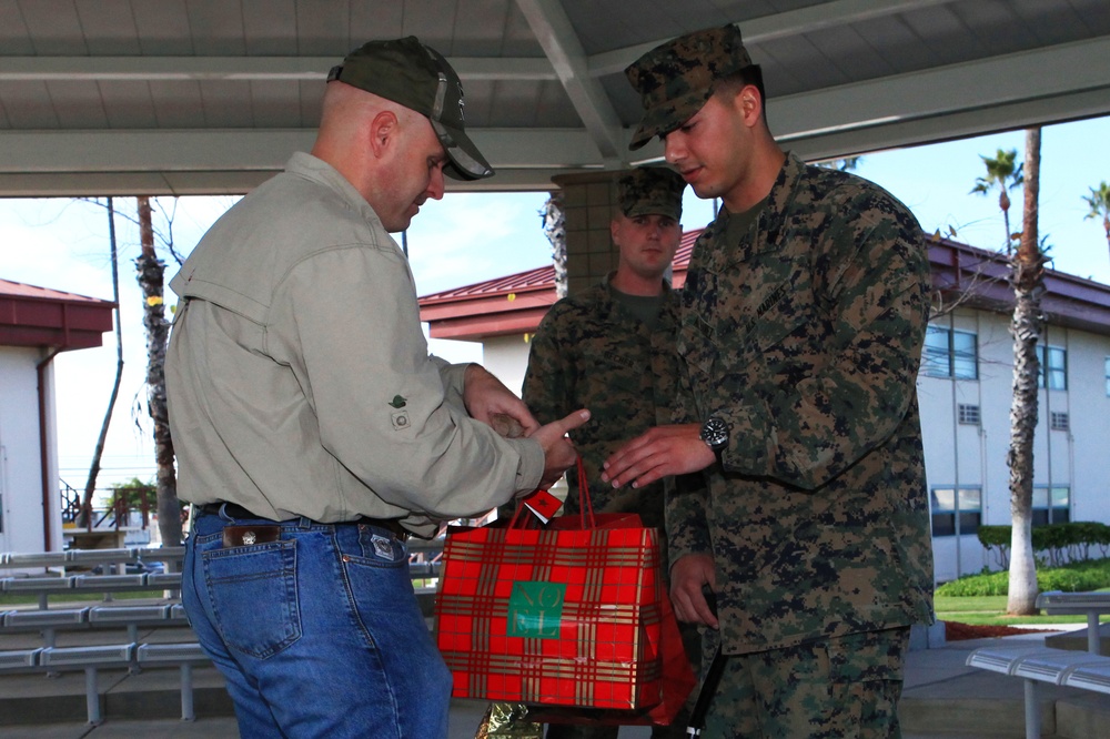 Marines show holiday spirit
