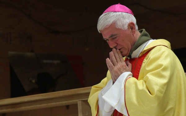 Bishop Visits Coalition Forces for Christmas