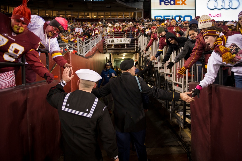 Washington Redskins honor troops