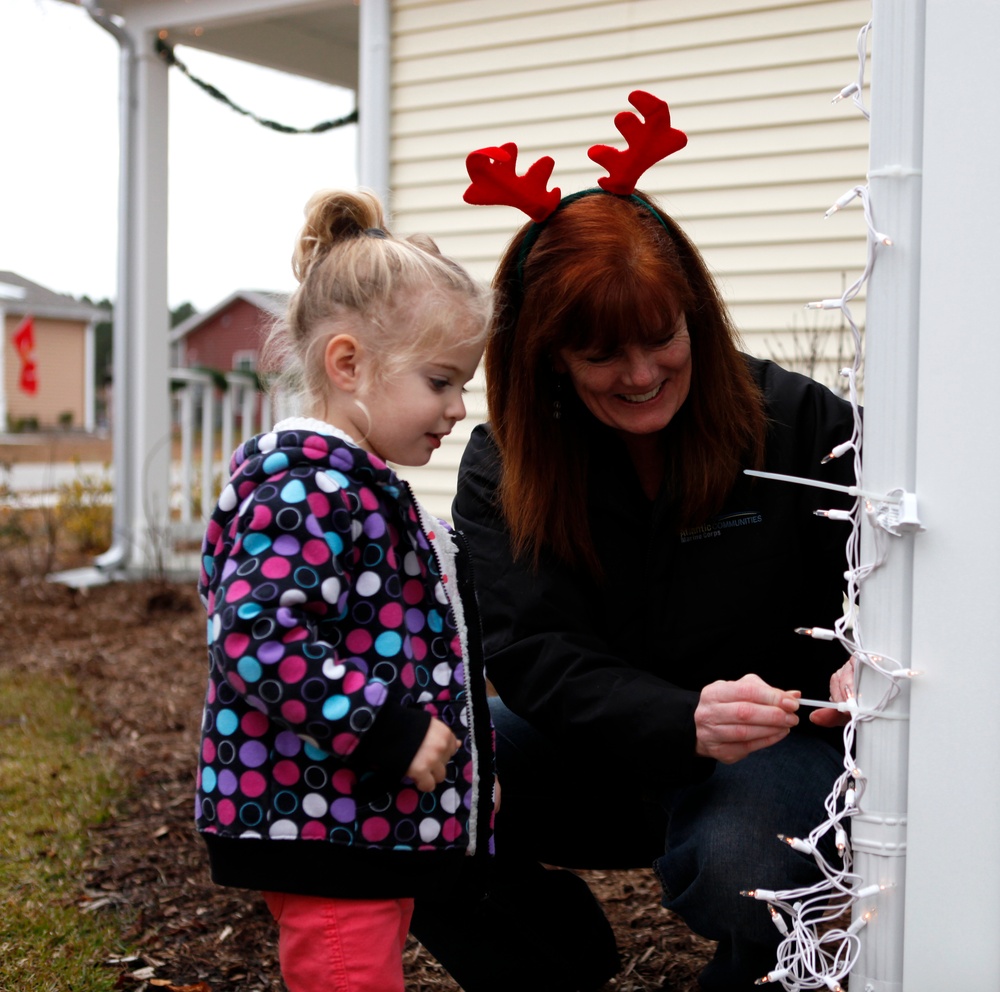 Second annual Elf Day helps families decorate