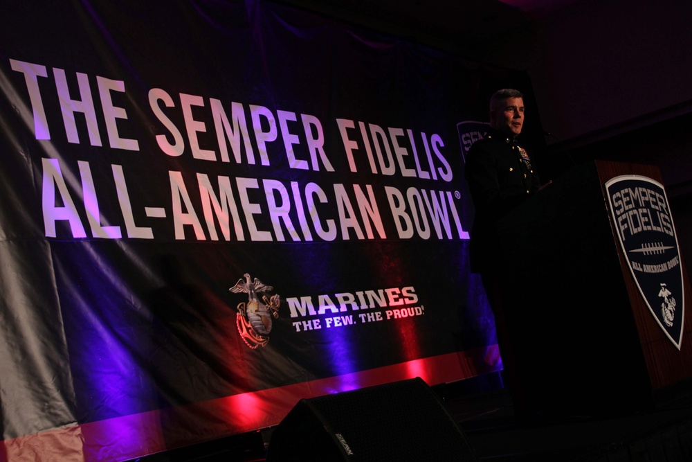 San Diego, Miami football players receive Marine Corps leadership award