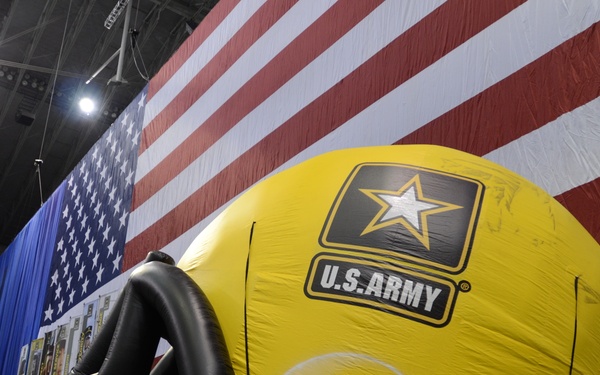 Student athletes, musicians join soldiers for dinner at Alamodome