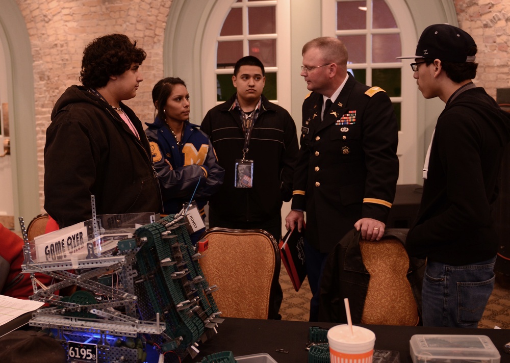 Col. Keeter speaks with student engineers