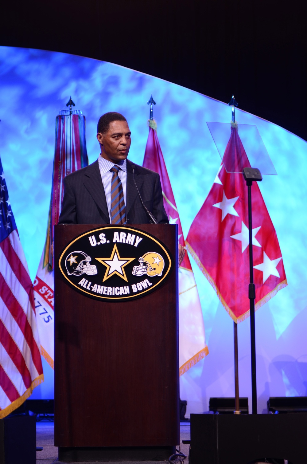 Pro Football Hall of Famer Speaks at Award Ceremony