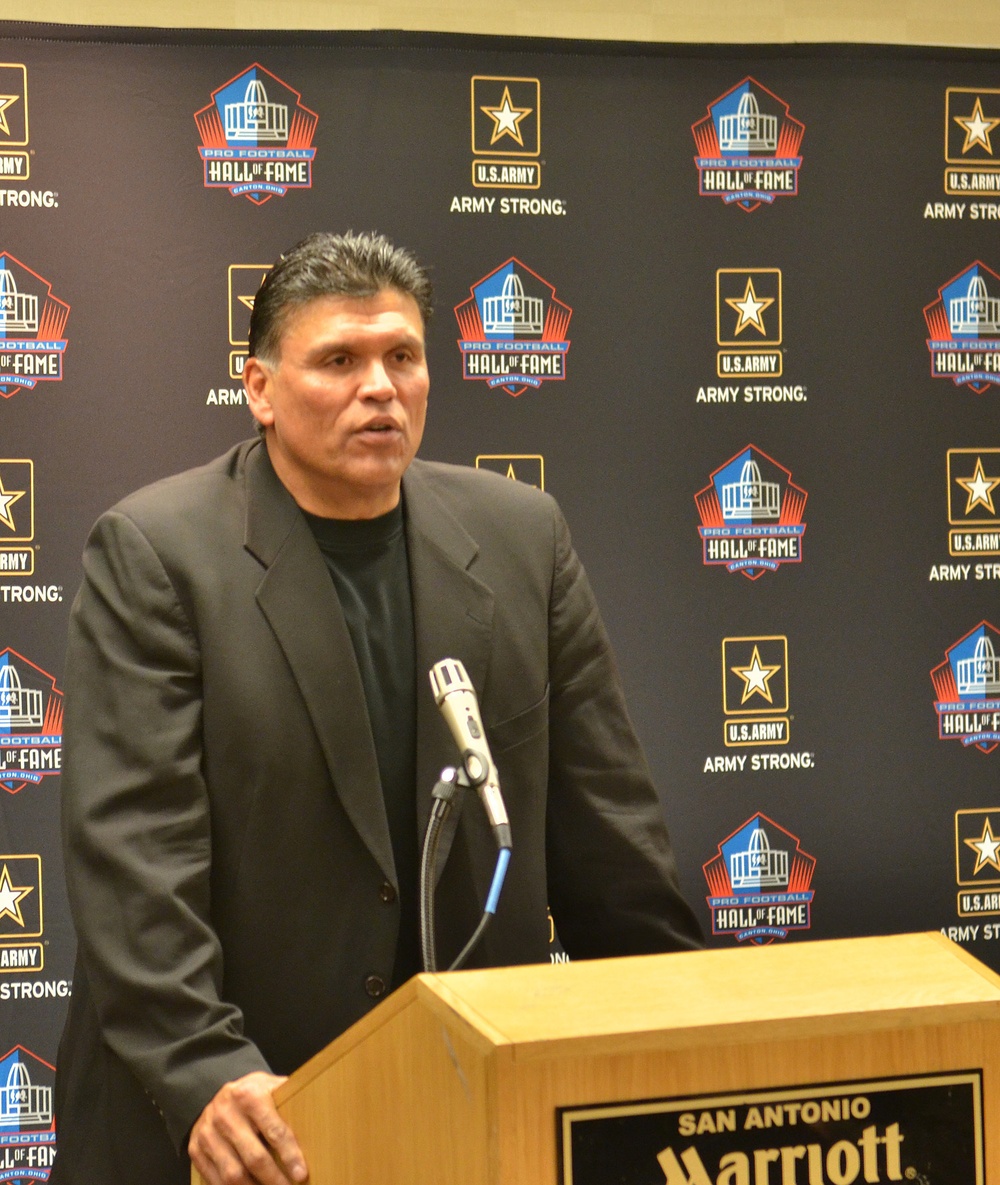 Anthony Munoz tells youth what it takes to lead