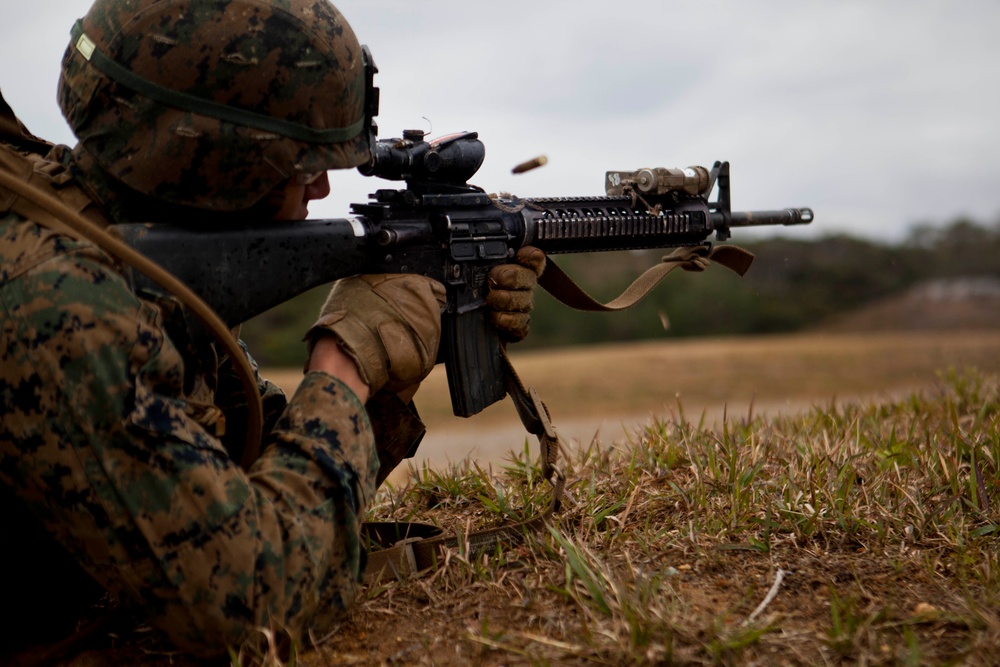 31st MEU Marines conduct live-fire assault course