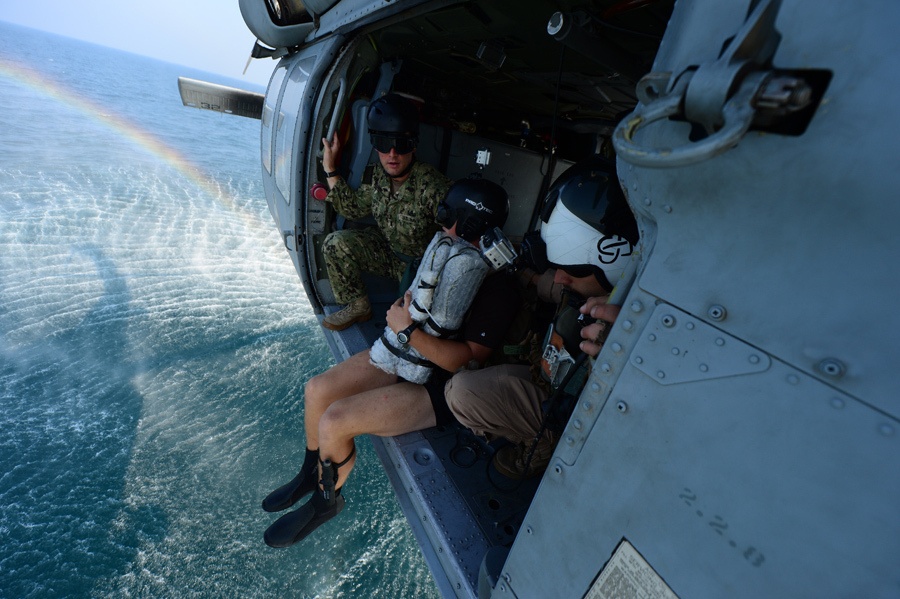 EOD technicians train with helicopter squadron