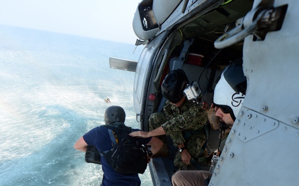 EOD technicians train with helicopter squadron