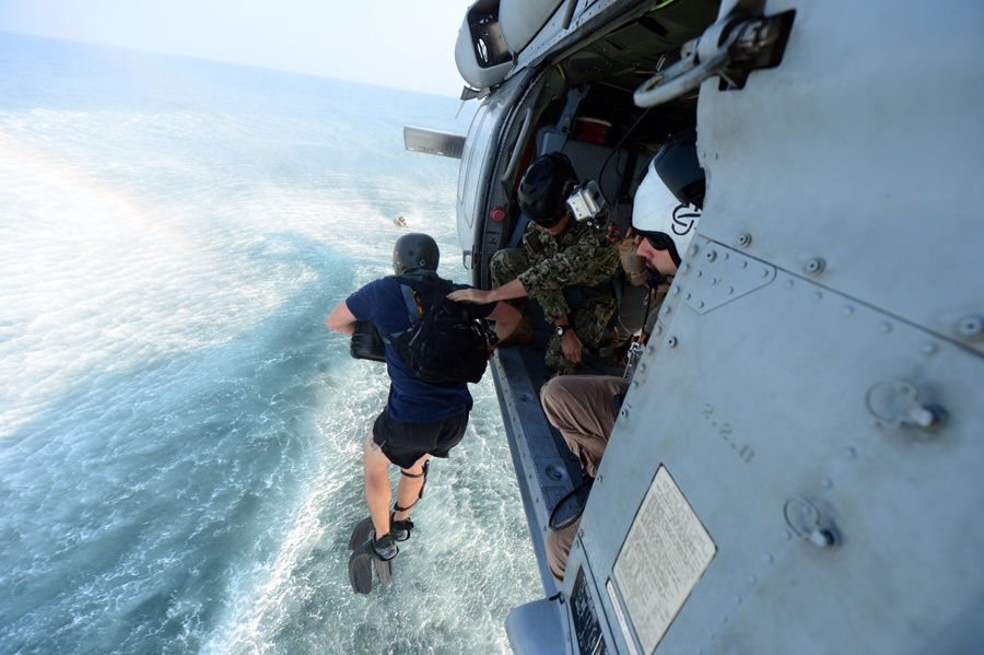 EOD technicians train with helicopter squadron