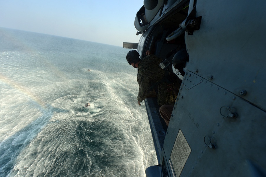 EOD technicians train with helicopter squadron