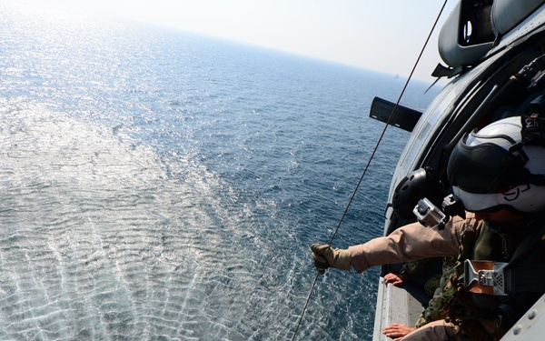 EOD technicians train with helicopter squadron