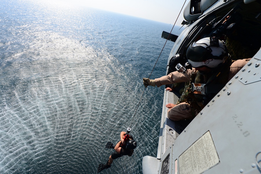 EOD technicians train with helicopter squadron