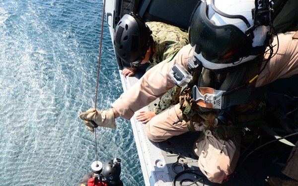 EOD technicians train with helicopter squadron