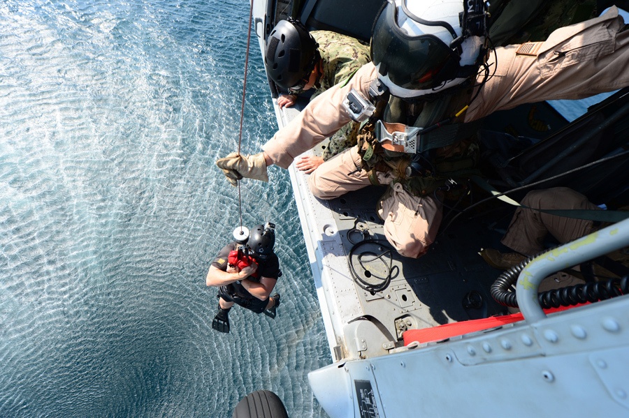 EOD technicians train with helicopter squadron