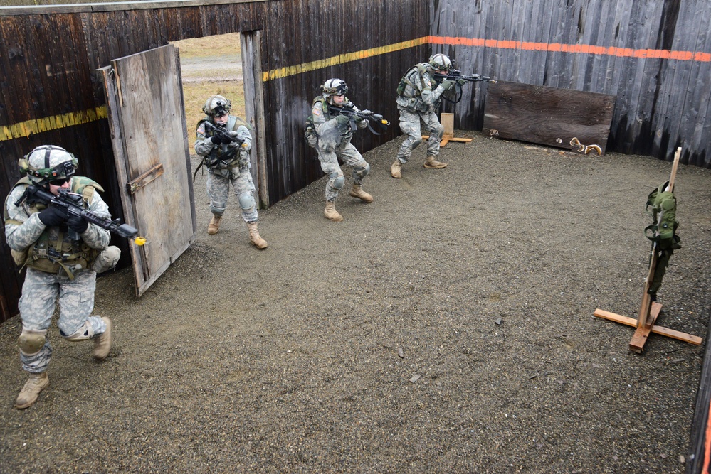 1-4 Infantry Regiment clearing buildings