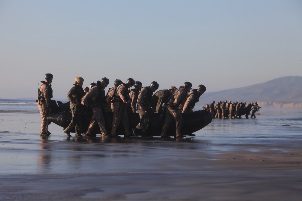 MARSOC conducts VBSS training with 160th SOAR