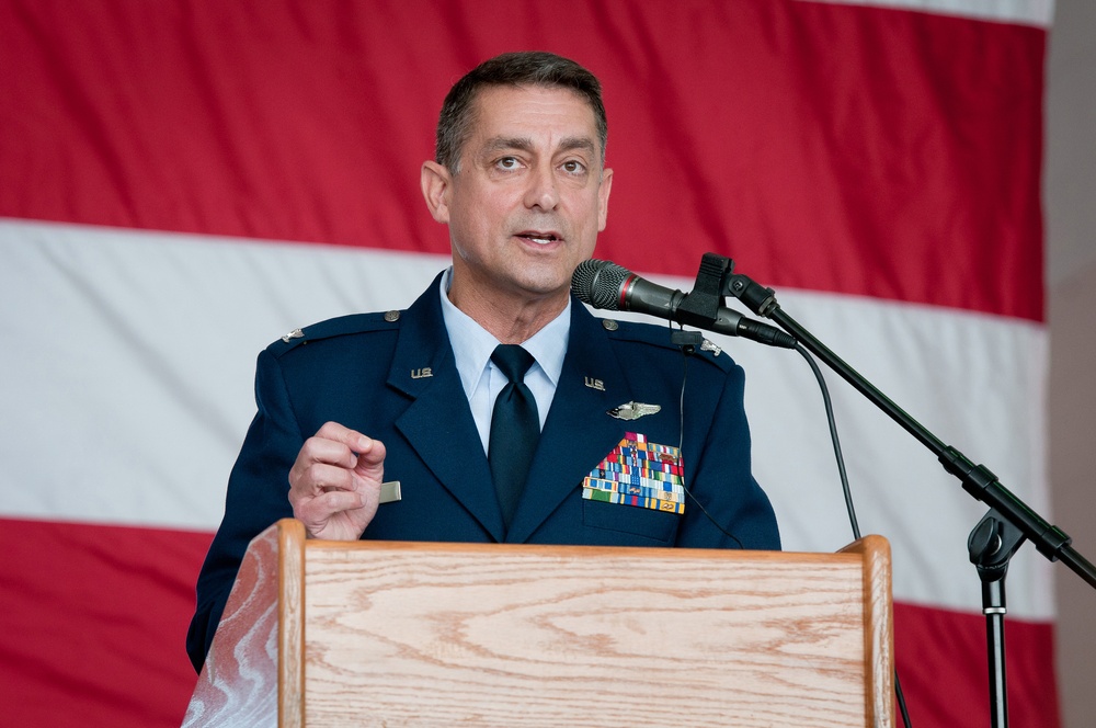 Col. Warren Hurst assumes command of 123rd Airlift Wing