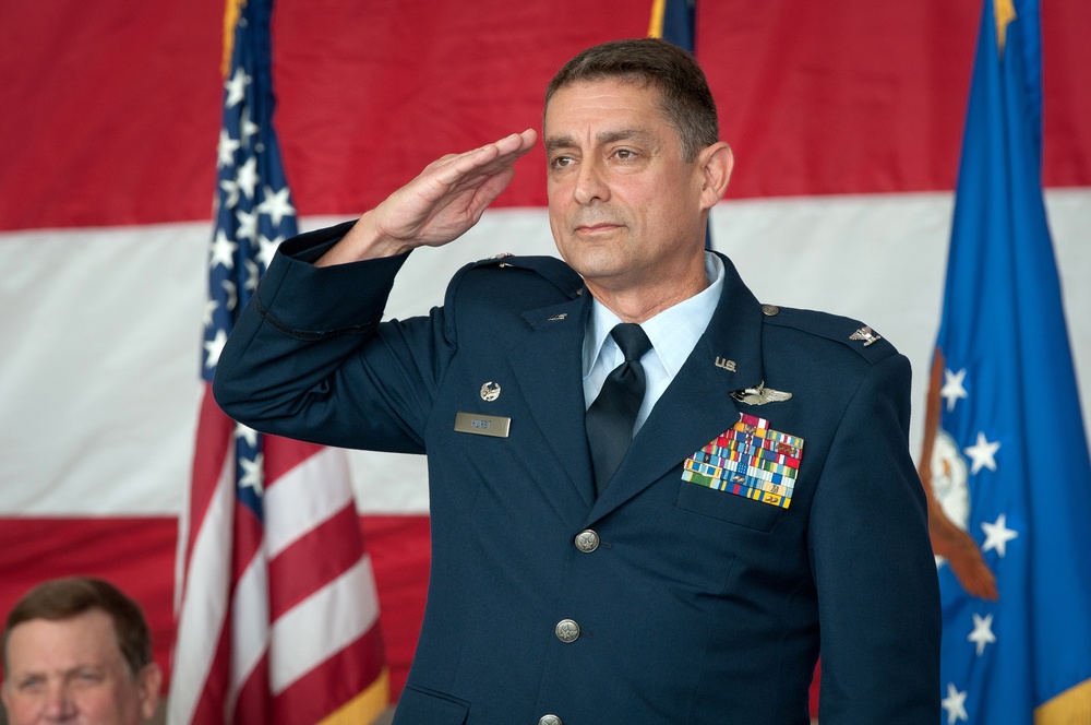 Col. Warren Hurst assumes command of 123rd Airlift Wing