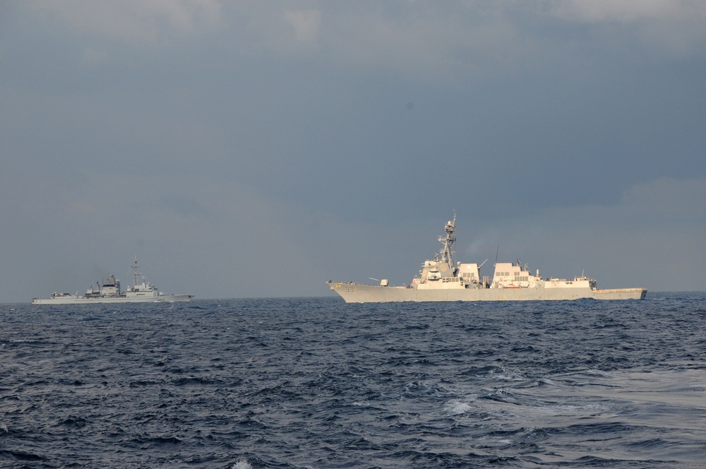 FS Jean Bart welcomes USS Laboon officers