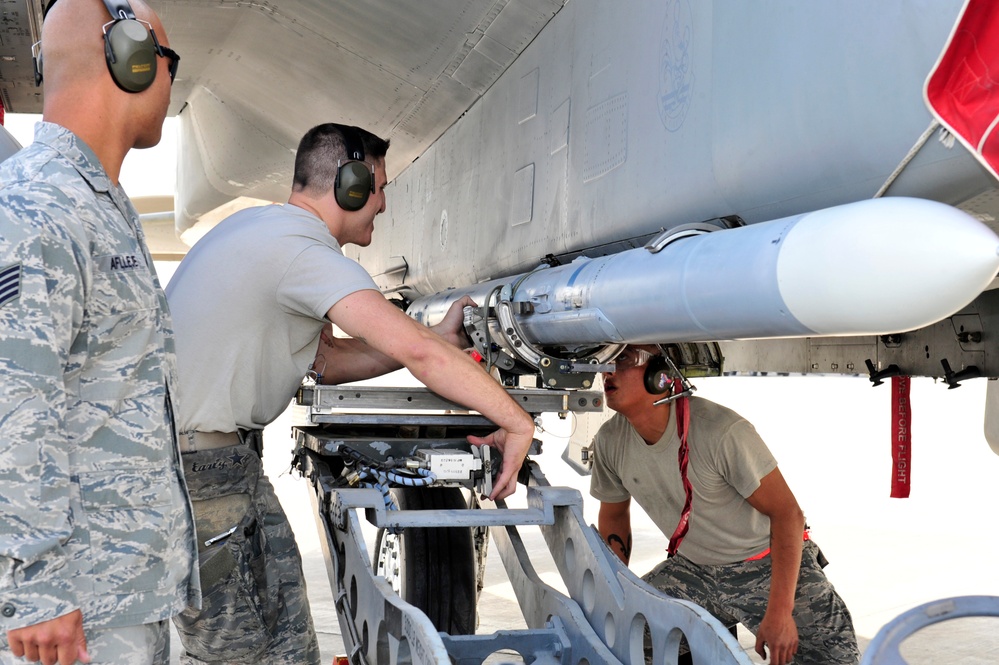 DVIDS - Images - 380th AEW weapons loading competition [Image 4 of 12]