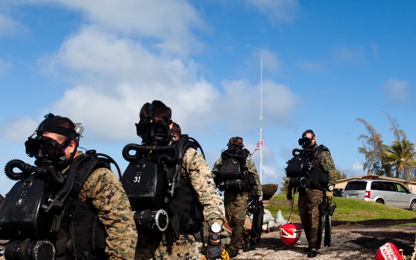 Recon Marines dive Hawaiian depths, return to amphibious roots