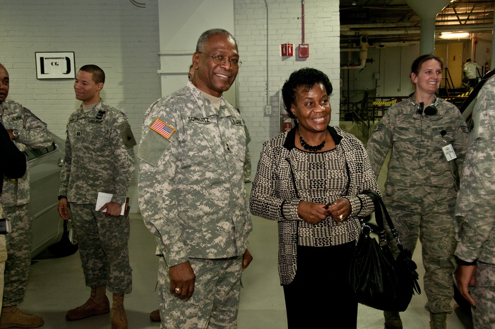 Maj. Gen. Errol Schwartz and his wife visit the DC Armory