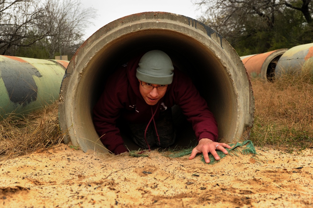 San Antonio Rampage and MTIs run the obstacle course