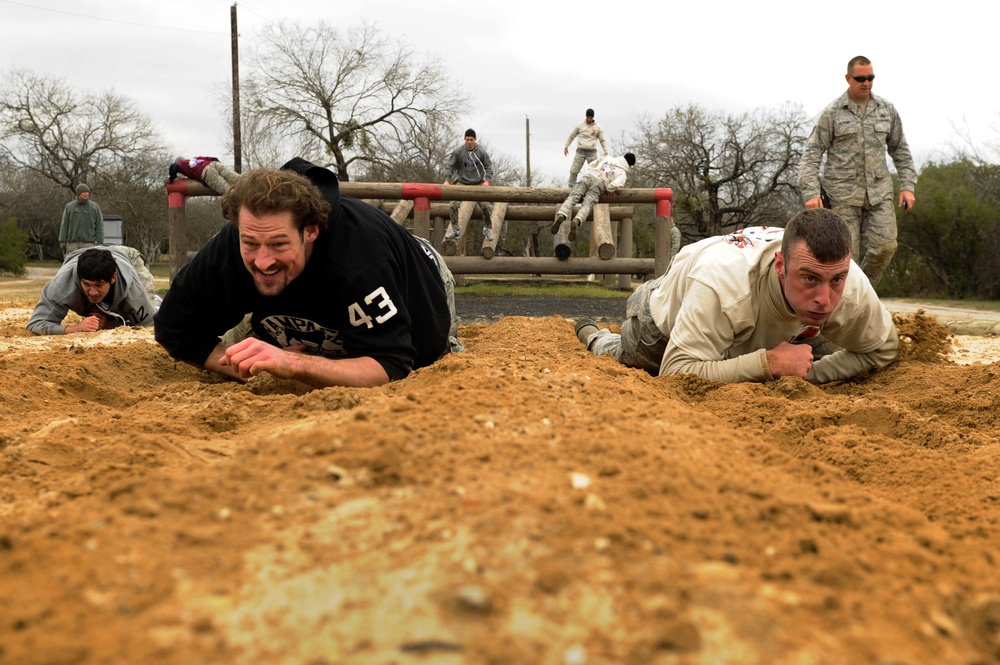 San Antonio Rampage and MTIs run the obstacle course
